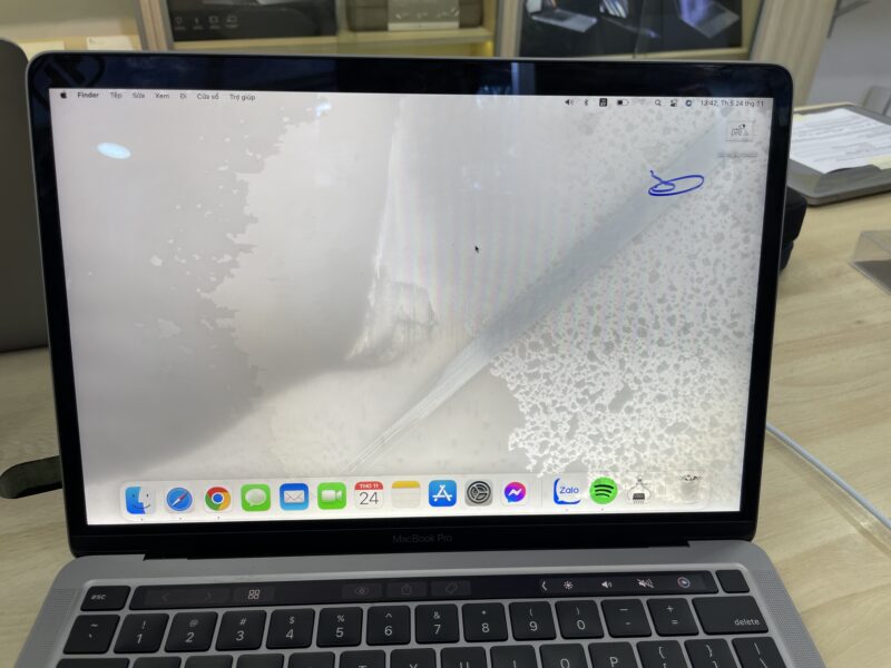 Trường hợp màn hình MacBook bị vô nước (hình ảnh thực tế của QMac Store)