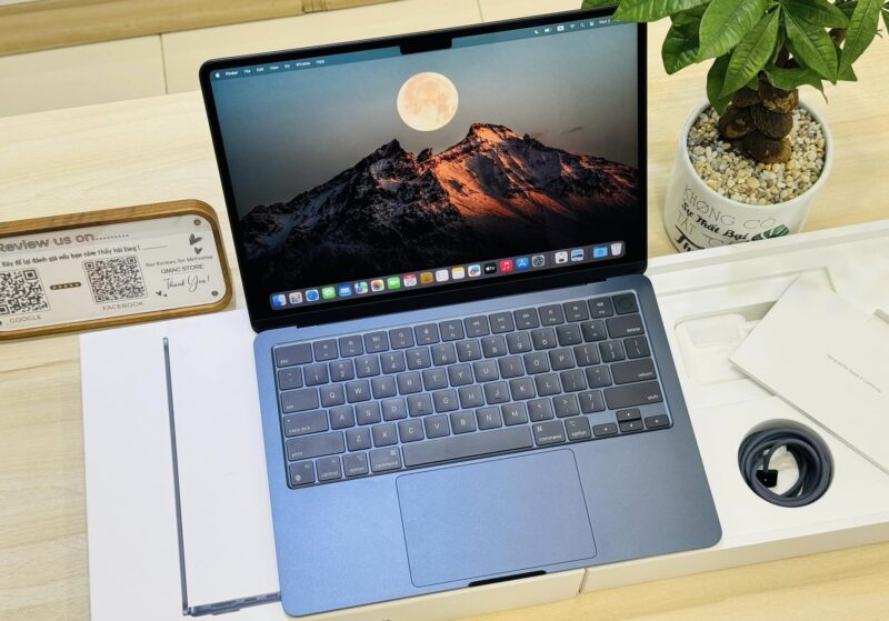 MacBook Air 13 inch 2022 M2 màu midnight.