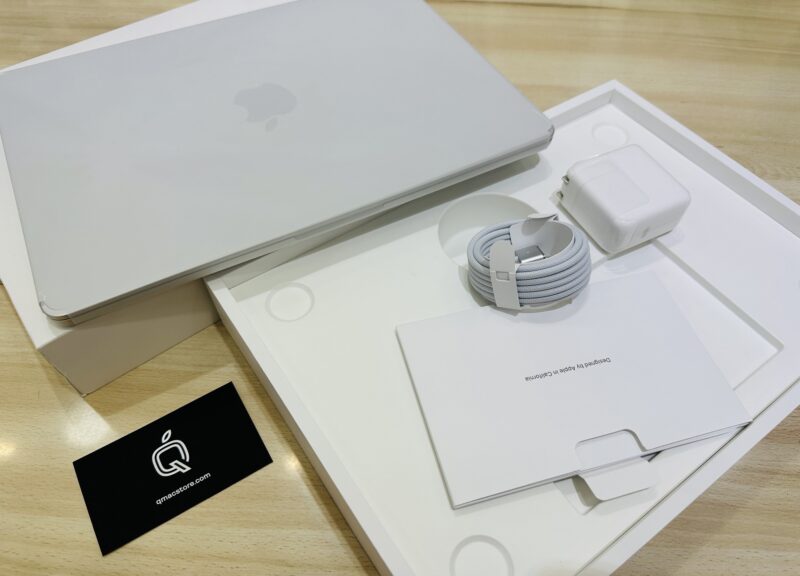 MacBook Air 13 inch 2022 M2 phiên bản màu silver.