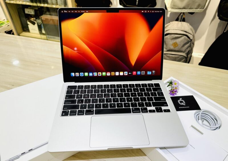 MacBook Air 13 inch M2 2022 phiên bản màu silver.