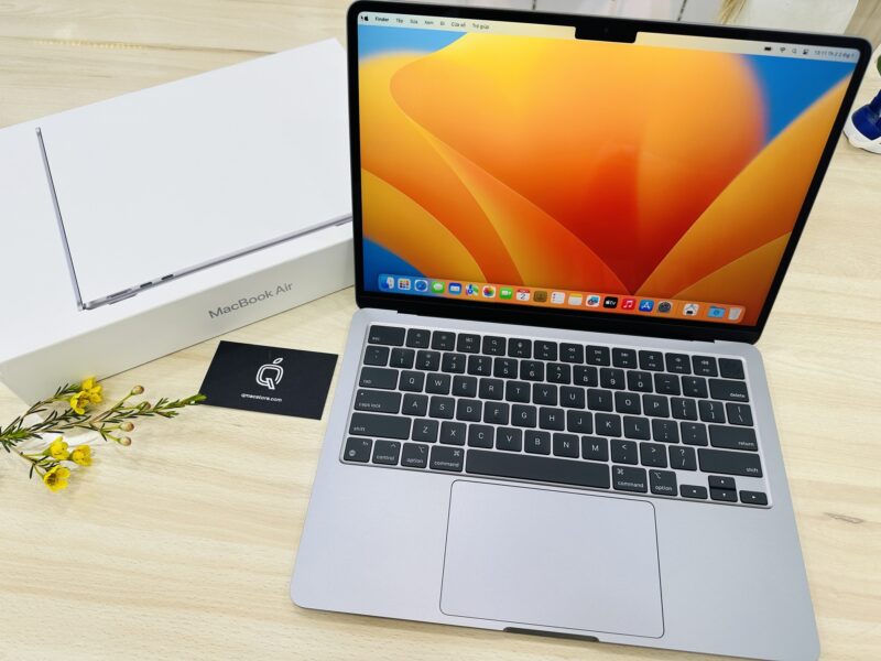 MacBook Air 13 inch 2022 M2 phiên bản màu space gray.