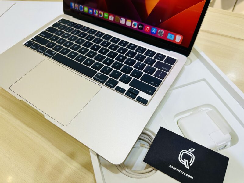 MacBook Air 13 inch 2022 M2 phiên bản màu starlight.